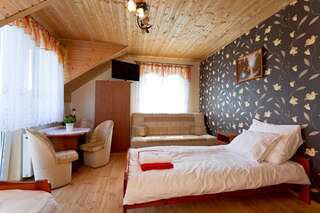 Отели типа «постель и завтрак» Pokoje Gościnne Krzyś Карвия Четырехместный номер с балконом-2