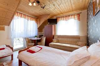Отели типа «постель и завтрак» Pokoje Gościnne Krzyś Карвия Четырехместный номер с балконом-4